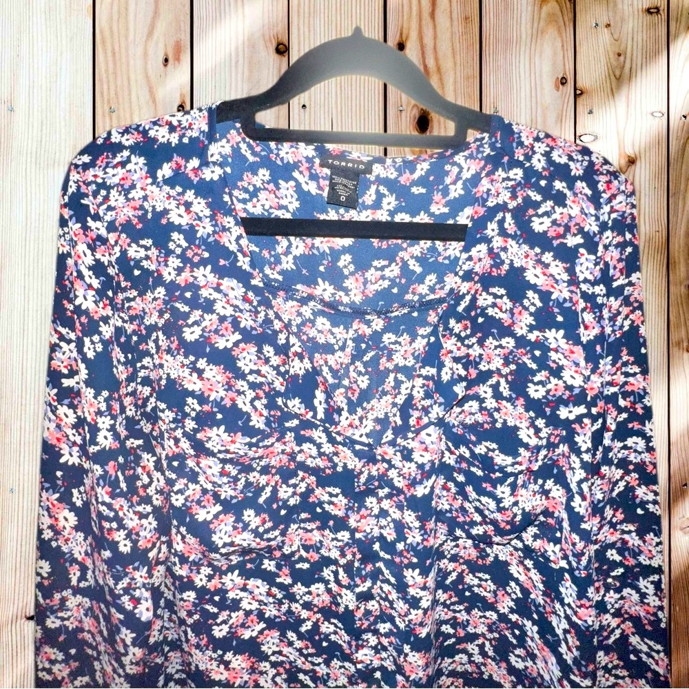 Torrid Floral Harper Blouse. Size 0 - Picture 3 of 7